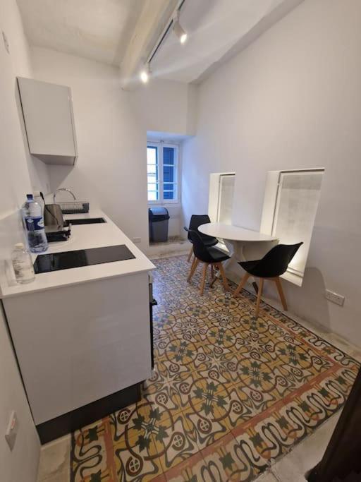 No 60, 2Nd Floor, Centrally Located, Fully Equipped Studio Apt Il-Furjana Buitenkant foto